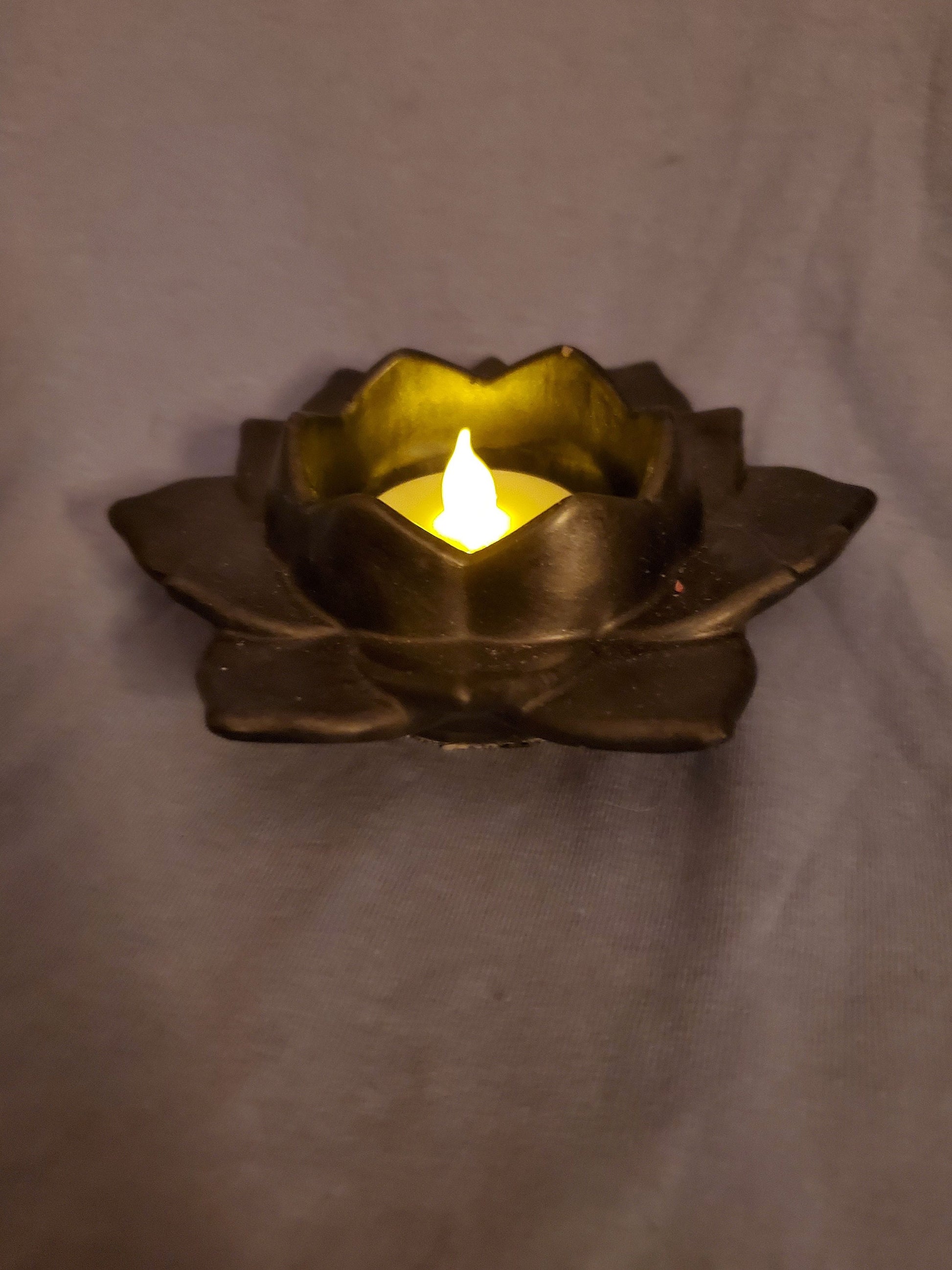 Resin lotus flower tea light candle holder. Resin art. Resin made. Resin decor. Beautiful all black pattern!